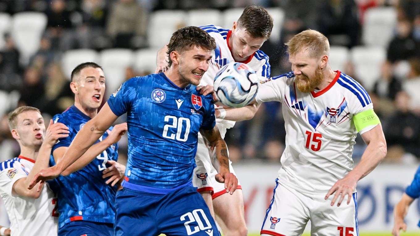 Dávid Ďuriš (Slovensko) a vpravo Odmar Faerö (Faerské ostrovy) počas zápasu C-divízie Ligy národov Faerské ostrovy - Slovensko.