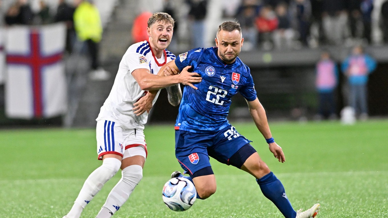 Na snímke vpravo Stanislav Lobotka (Slovensko) a Hanus Sörensen (Faerské ostrovy) počas zápasu C-divízie Ligy národov Faerské ostrovy - Slovensko v meste Tórshavn na Faerských ostrovoch v piatok 2. októbra 2026.