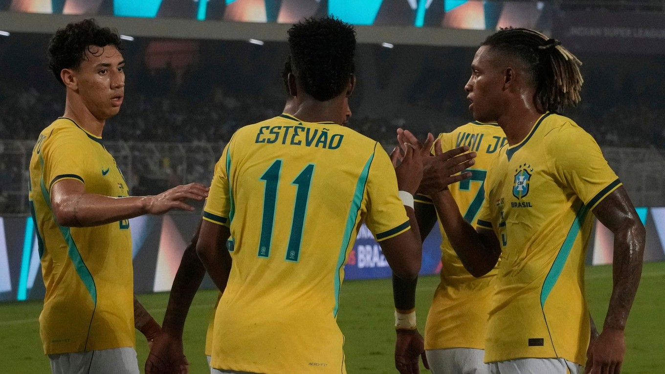 Futbalisti Brazílie oslavujú gól.