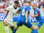 Sprava Stanislav Lobotka, Ondrej Duda a Jude Bellingham v zápase Slovensko - Anglicko v osemfinále EURO 2024.