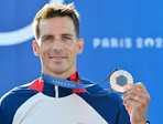 Slovenský vodný slalomár Matej Beňuš pózuje s bronzovou medailou na OH v Paríži 2024.