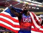 Noah Lyles oslavuje zisk zlata.