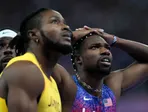 Kishane Thompson a Noah Lyles čakajú na výsledky finále behu na 100 m na OH 2024.