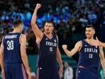 Srbskí basketbalisti oslavujú zisk bronzu na OH 2024.