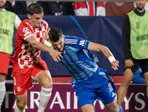 Na snímke Marko Tolič (vpravo) z ŠK Slovan Bratislava a Miguel Gutierrez z Girony bojujú o loptu.