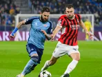 Zľava Tigran Barseghjan (Slovan) a Strahinja Pavlović (AC Miláno) v zápase 5. kola ligovej fázy Ligy majstrov Slovan Bratislava - AC Miláno.