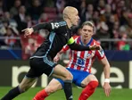 Vľavo Vladimír Weiss ml. (Slovan) a vpravo Conor Gallagher (Atletico) v zápase 6. kola ligovej fázy Ligy majstrov Atlético Madrid - Slovan Bratislava.