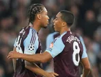 Youri Tielemans a Boubacar Kamara oslavujú gól. 