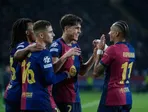Futbalista Barcelony Raphinha (vpravo) sa teší z gólu.