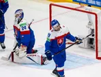 Brankár Patrik Rybár a útočník Patrik Hrehorčák v zápase Slovensko - Švédsko na MS v hokeji 2025. 