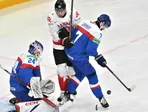 Mário Grman (Slovensko), Ryan O'Reilly (Kanada) a brankár Patrik Rybár (Slovensko) počas zápasu A-skupiny Kanada - Slovensko na MS v hokeji 2025. 