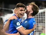 Adam Obert (vľavo) a Dominik Hollý sa tešia po strelenom góle v zápase Slovensko - Rumunsko v skupine A na EURO U21 2025.