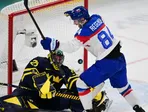 Hokejisti Slovenska strieľajú gól Švédsku na ZOH 2026.