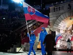 Slovenskú vlajku na záverečnom ceremoniáli ZOH 2026 v Miláne a Cortine d’Ampezzo niesli skialpinisti Jakub Šiarnik a Rebeka Cullyová. 