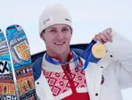 Birk Ruud pózuje so zlatou medailou po triumfe v disciplíne slopestyle na ZOH 2026.