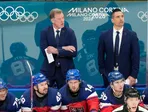 Tréner Radim Rulík (vľavo hore) na lavičke Česka počas ZOH 2026.