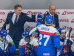 Vladimír Országh a asistent trénera Ján Pardavý, v popredí uprostred hráč Marek Hrivík počas zápasu základnej B-skupiny Slovensko - Nórsko na MS v hokeji 2026. 