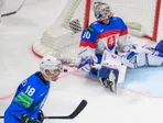 Brankár Adam Gajan inkasuje gól v zápase Slovensko - Slovinsko na MS v hokeji 2026.