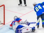 Brankár Adam Gajan (Slovensko), ktorého prekonáva Rok Tičar (Slovinsko) v samostatných nájazdoch.