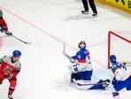 Český útočník Roman Červenka strieľa víťazný gól v zápase proti Slovensku na MS v hokeji 2026.