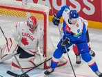 Jet Greaves (Kanada), Oliver Okuliar (Slovensko) a Denton Mateychuk (Kanada) v zápase základnej B-skupiny Slovensko - Kanada.