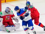 Josef Kořenář (Česko), Adam Liška (Slovensko) a Jiří Ticháček (Česko) v zápase základnej B-skupiny Slovensko - Česko.