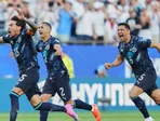 Na snímke hráči Paraguaja  Gustavo Gomez (15) a Gustavo Velazquez (2) sa tešia z výhry po šestnásťfinálovom dueli Nemecko - Paraguaj.