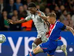 Na snímke hráč Slovana Suleiman Camara (vľavo) a hráč Paríža St. Germain Lucas Digne bojujú o loptu počas zápasu 1. kola ligovej fázy Ligy majstrov vo futbale Paríž St. Germain - ŠK Slovan.