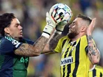 Na snímke slovenský futbalista a kapitán Fenerbahce Istanbul Milan Škriniar (vpravo) a brankár Fenerbahce Ederson Moraes.