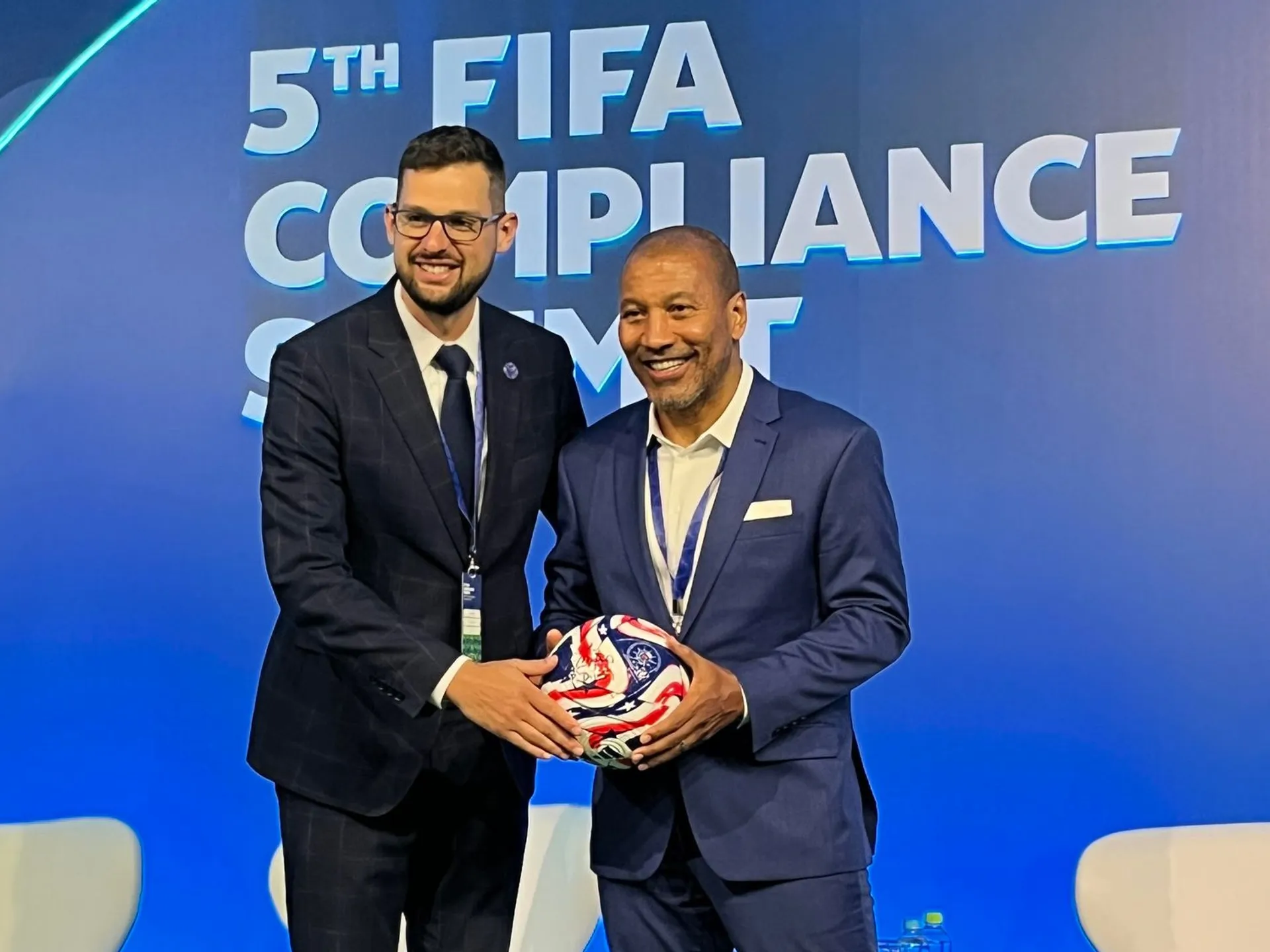 Manažér integrity futbalu SFZ Jakub Čavoj a brazílska legenda, majster sveta z roku 1994 Mauro Silva na podujatí FIFA Compliance Summit 2025, Rio de Janeiro.