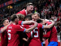 Futbalisti Česka sa tešia z gólu v zápase proti Poľsku. 