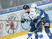 Na snímke zľava Patrik Svitana (Poprad) a Luke Green (Nitra) bojujú o puk v treťom zápase kvalifikácie o postup do play off hokejovej Tipos extraligy.
