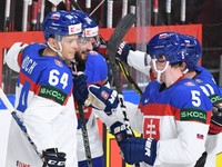 Slovenskí reprezentanti sa tešia z gólu na MS v hokeji 2023.