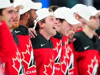 Hokejisti Kanady spievajú hymnu po finále na MS v hokeji 2023.