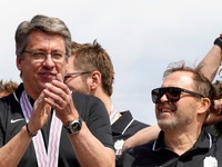 Tréner lotyšskej hokejovej reprezentácie Harijs Vitolinš a tréner brankárov Arturs Irbe (vpravo) na oslavách bronzovej medaily z MS v hokeji 2023.