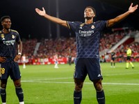 Futbalista Realu Madrid Jude Bellingham a jeho oslavné gesto.