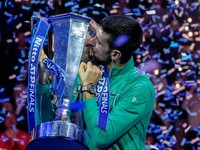 Novak Djokovič s trofejou po triumfe na Turnaji majstrov 2023.