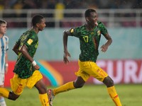 Futbalista Mali Mamadou Doumbia (vpravo) oslavuje gól v zápase o bronz na MS U17 2023.