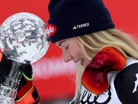 Mikaela Shiffrinová si prebrala malý glóbus za celkové víťazstvo v slalome