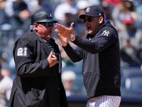Rozhodca Hunter Wendelstedt a nahnevaný manažér New York Yankees Aaron Boone (vpravo) počas zápasu MLB proti Oakland Athletics.