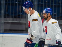 Juraj Slafkovský a Tomáš Tatar počas tréningu Slovenska pred MS v hokeji 2024.