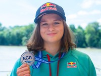 Zuzana Paňková so striebornou medailou z ME vo vodnom slalome 2024.
