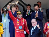 Charles Leclerc s cenou pre víťaza Veľkej ceny Monaka 2024, ktorú mu odovzdal monacké knieža Albert.