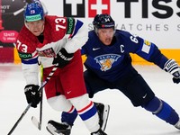 Ondřej Kaše (vľavo) a Mikael Granlund v zápase Česko - Fínsko v skupine A na MS v hokeji 2024.