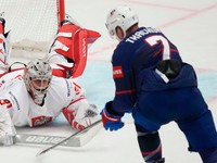 John Murray a Brady Tkachuk počas zápasu Poľsko - USA na MS v hokeji 2024. 