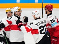 Gólové oslavy Nica Hischiera v zápase Dánsko - Švajčiarsko na MS v hokeji 2024.