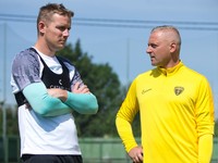Zľava obranca Tomáš Hubočan a tréner Michal Ščasný.