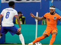 Aurelien Tchouameni a Memphis Depay v zápase Holandsko - Francúzsko na EURO 2024.
