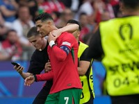 Fanúšik vtrhol na trávnik počas zápasu Portugalsko - Turecko.