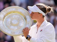 Barbora Krejčíková s trofejou po triumfe vo Wimbledone 2024.
